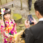 大阪 七五三 出張撮影 スマートフォンで娘を撮影する父